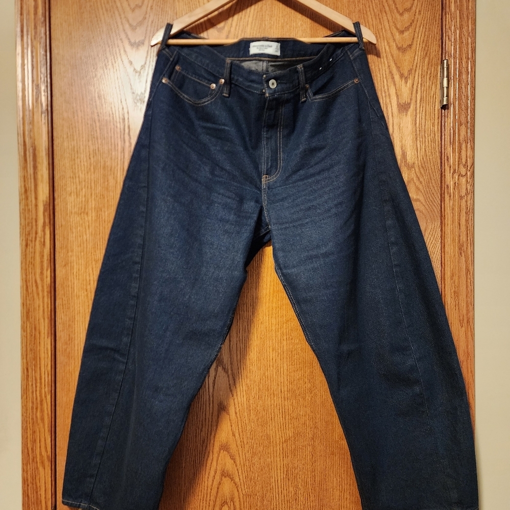 The It Jean: Abercrombie Mid-Rise Barrel Leg - So Chic!